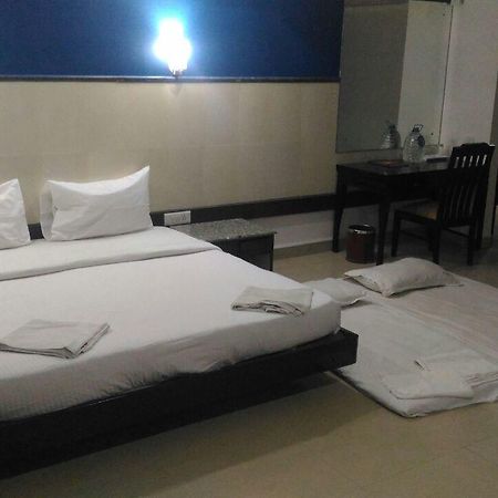 Hôtel Ocean Waves Sun Baga Extérieur photo