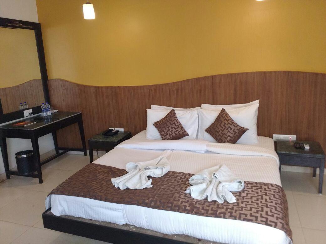 Hôtel Ocean Waves Sun Baga Extérieur photo