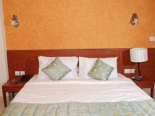 Hôtel Ocean Waves Sun Baga Extérieur photo