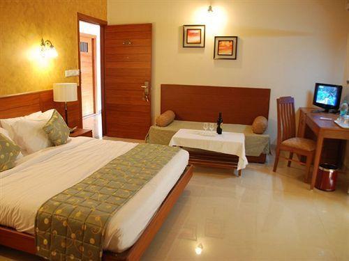 Hôtel Ocean Waves Sun Baga Extérieur photo