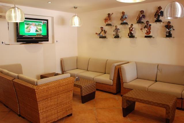 Hôtel Ocean Waves Sun Baga Extérieur photo