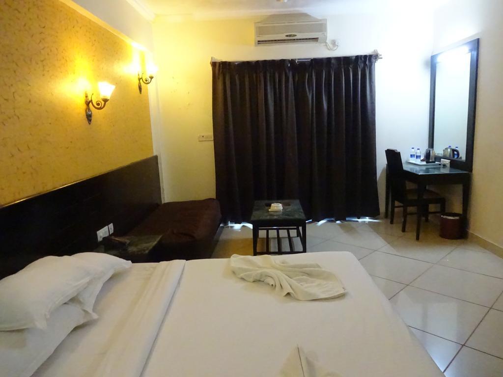 Hôtel Ocean Waves Sun Baga Extérieur photo